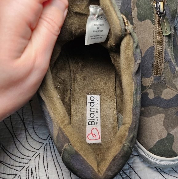 EUC Blondo Glenda Waterproof Wedge Sneaker Green Camo Zip Women's Size 9 - Picture 8 of 9